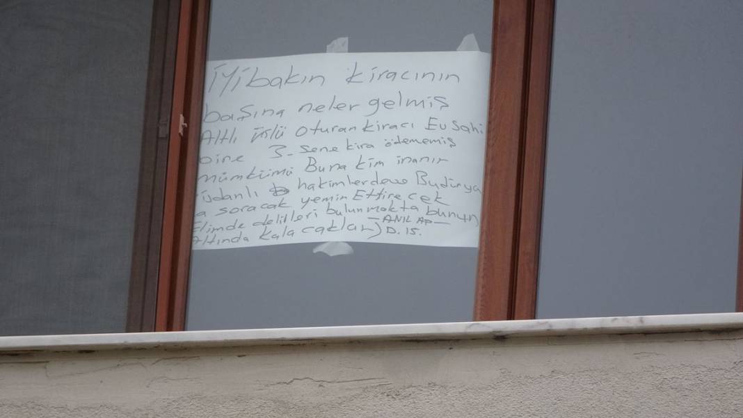 Balkondaki esrarengiz yazıların sırrı ortaya çıktı! Ev sahibi ile kiracı arasındaki anlaşmazlık bunu yaptırdı 13